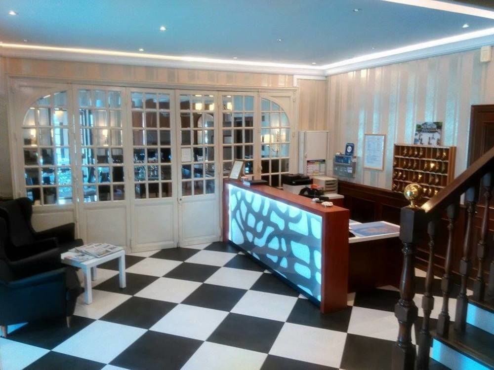 Logis Hotel Du Chateau Комбур Екстер'єр фото